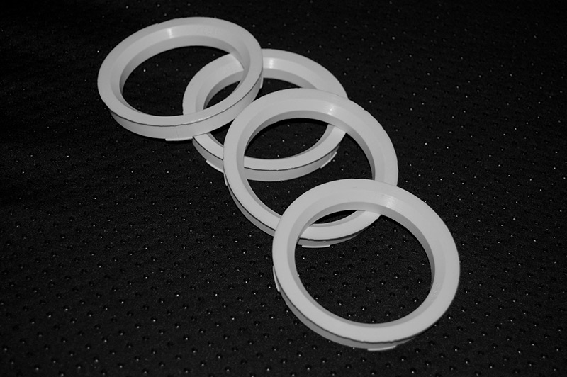 Example of plastic hub centric rings in the colour white